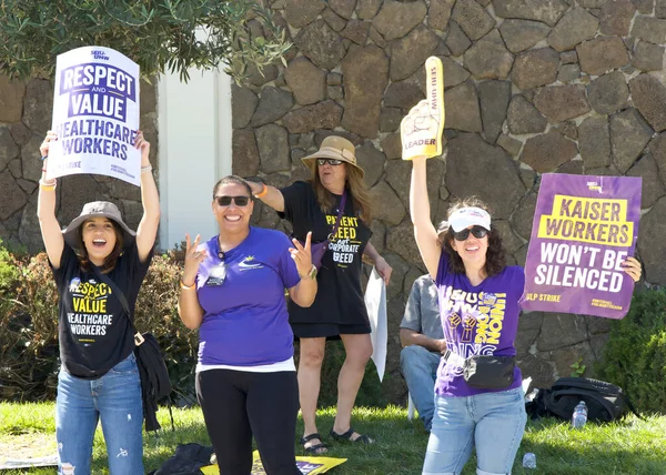 San Leandro, CA - 5 Ekim 2023: Newell Bulvarı 'ndaki Kaiser Tıp Merkezi' nin önünde protesto eden sağlık çalışanları. Hasta sağlığının şirket servetinden daha öncelikli olmasını talep etmek. Kârdan Önce Hastalar