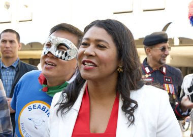 San Francisco, CA - 8 Ekim 2023: Belediye Başkanı London Breed etkinlik başlamadan önce 155. geleneksel İtalyan Mirası Geçidi katılımcılarıyla konuşuyor.
