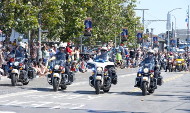San Francisco, CA - 8 Ekim 2023: 155. Geleneksel İtalyan Mirası Yürüyüşü 'ne katılanlar, tüm İtalyan Amerikalıların başarılarını ve kültürlerini kutluyorlar..