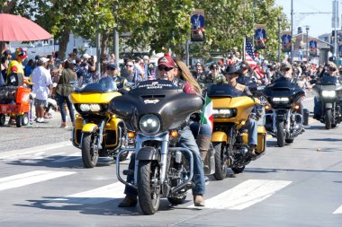 San Francisco, CA - 8 Ekim 2023: 155. Geleneksel İtalyan Mirası Yürüyüşü 'ne katılanlar, tüm İtalyan Amerikalıların başarılarını ve kültürlerini kutluyorlar..