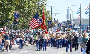 San Francisco, CA - 8 Ekim 2023: 155. Geleneksel İtalyan Mirası Yürüyüşü 'ne katılanlar, tüm İtalyan Amerikalıların başarılarını ve kültürlerini kutluyorlar..