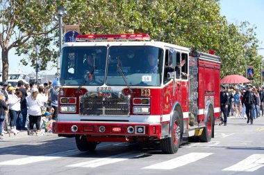 San Francisco, CA - 8 Ekim 2023: 155. Geleneksel İtalyan Mirası Yürüyüşü 'ne katılanlar, tüm İtalyan Amerikalıların başarılarını ve kültürlerini kutluyorlar..