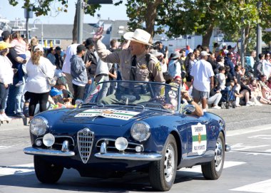 San Francisco, CA - 8 Ekim 2023: Şerif Paul Miyamoto 155. geleneksel İtalyan Mirası Geçidi 'ne katılarak tüm İtalyan Amerikalıların başarılarını ve kültürlerini kutladı..