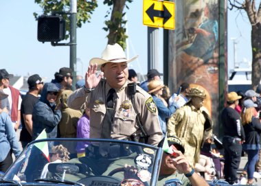 San Francisco, CA - 8 Ekim 2023: Şerif Paul Miyamoto 155. geleneksel İtalyan Mirası Geçidi 'ne katılarak tüm İtalyan Amerikalıların başarılarını ve kültürlerini kutladı..