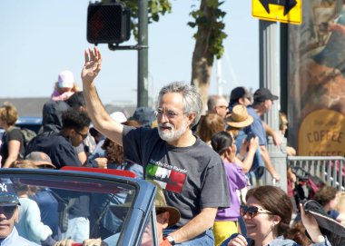 San Francisco, CA - 8 Ekim 2023: Denetmen Aaron Peskin 155. geleneksel İtalyan Mirası Geçit Töreni 'ne katılarak tüm İtalyan Amerikalıların başarılarını ve kültürlerini kutladı..