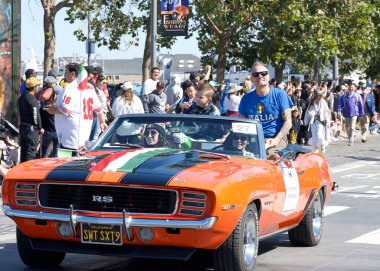 San Francisco, CA - 8 Ekim 2023: 155. Geleneksel İtalyan Mirası Yürüyüşü 'ne katılanlar, tüm İtalyan Amerikalıların başarılarını ve kültürlerini kutluyorlar..