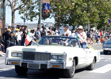 San Francisco, CA - 8 Ekim 2023: 155. Geleneksel İtalyan Mirası Yürüyüşü 'ne katılanlar, tüm İtalyan Amerikalıların başarılarını ve kültürlerini kutluyorlar..