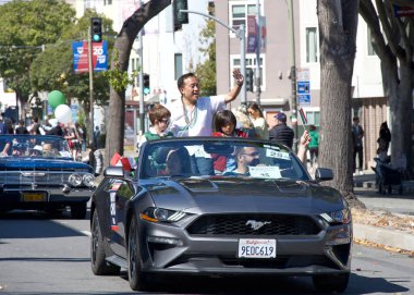 San Francisco, CA - 8 Ekim 2023: Avukat David Chiu, İtalyan Amerikalıların başarılarını ve kültürlerini kutlamak amacıyla 155. geleneksel İtalyan Mirası Geçidi 'ne katıldı..