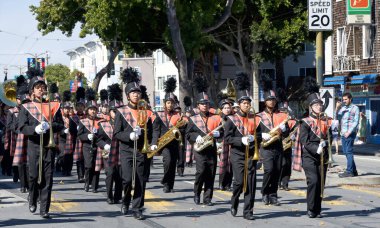 San Francisco, CA - 8 Ekim 2023: 155. Geleneksel İtalyan Mirası Yürüyüşü 'ne katılanlar, tüm İtalyan Amerikalıların başarılarını ve kültürlerini kutluyorlar..
