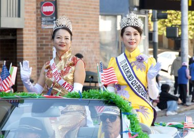 San Francisco, CA - 8 Ekim 2023: 155. Geleneksel İtalyan Mirası Yürüyüşü 'ne katılanlar, tüm İtalyan Amerikalıların başarılarını ve kültürlerini kutluyorlar..