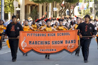 San Francisco, CA - 8 Ekim 2023: 155. Geleneksel İtalyan Mirası Yürüyüşü 'ne katılanlar, tüm İtalyan Amerikalıların başarılarını ve kültürlerini kutluyorlar..