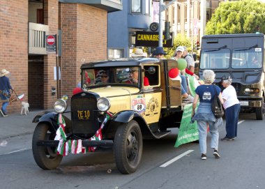 San Francisco, CA - 8 Ekim 2023: 155. Geleneksel İtalyan Mirası Yürüyüşü 'ne katılanlar, tüm İtalyan Amerikalıların başarılarını ve kültürlerini kutluyorlar..