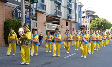 San Francisco, CA - 8 Ekim 2023: Falun Dafa, İtalyan asıllı Amerikalıların başarılarını ve kültürlerini kutlamak amacıyla 155. geleneksel İtalyan Mirası Geçidi 'nde sahne aldı..