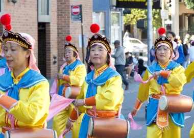 San Francisco, CA - 8 Ekim 2023: Falun Dafa, İtalyan asıllı Amerikalıların başarılarını ve kültürlerini kutlamak amacıyla 155. geleneksel İtalyan Mirası Geçidi 'nde sahne aldı..
