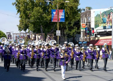 San Francisco, CA - 8 Ekim 2023: 155. Geleneksel İtalyan Mirası Yürüyüşü 'ne katılanlar, tüm İtalyan Amerikalıların başarılarını ve kültürlerini kutluyorlar..
