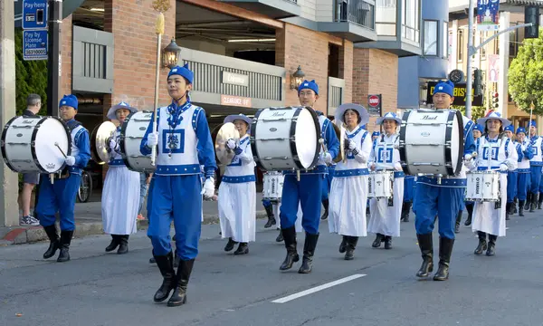 San Francisco, CA - 8 Ekim 2023: Falun Dafa, İtalyan asıllı Amerikalıların başarılarını ve kültürlerini kutlamak amacıyla 155. geleneksel İtalyan Mirası Geçidi 'nde sahne aldı..