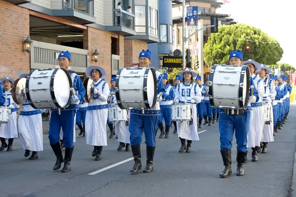 San Francisco, CA - 8 Ekim 2023: Falun Dafa, İtalyan asıllı Amerikalıların başarılarını ve kültürlerini kutlamak amacıyla 155. geleneksel İtalyan Mirası Geçidi 'nde sahne aldı..