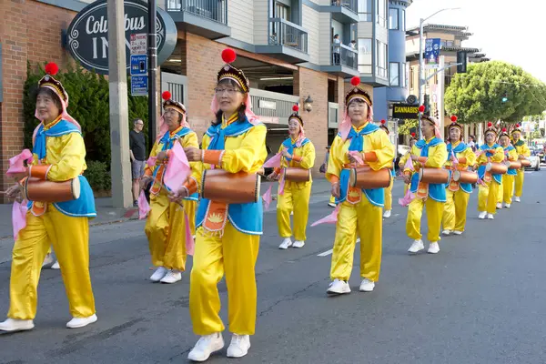 San Francisco, CA - 8 Ekim 2023: Falun Dafa, İtalyan asıllı Amerikalıların başarılarını ve kültürlerini kutlamak amacıyla 155. geleneksel İtalyan Mirası Geçidi 'nde sahne aldı..