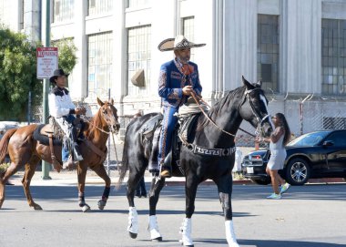 Oakland, CA - 7 Ekim 2023: Oakland Siyahi Kovboylar Derneği 'nin ev sahipliğini yaptığı 49. Geleneksel Siyah Kovboy Geçit Töreni' ne katılanlar