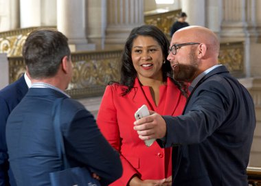 San Francisco, CA - 11 Ekim 2023: Belediye Başkanı Londra Breed Denetmen Rafael Mandelman ile İtalyan Mirası Ayının açılış töreninde. 