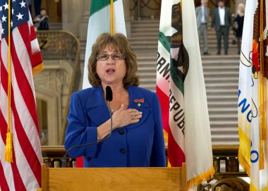 San Francisco, CA - 11 Ekim 2023: Maria Pinnatif İtalyan Mirası Ayı kutlamasında Ulusal Marşı söylüyor. Düzenleyen Denetmen Catherine Stefani.