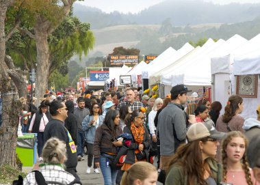 Half Moon Bay, CA - 14, 2023: Yarım Ay Körfezi 'nin Dünya Balkabağı Kongresi' nde düzenlenen 50. Sanat ve Balkabağı Festivali 'ne binlerce kişi katıldı.