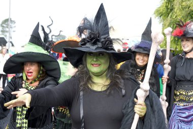 Half Moon Bay, CA - 14, 2023: Yarım Ay Körfezi 'nin Dünya Balkabağı Festivali Kostüm Yarışması 50. Geleneksel Sanat ve Balkabağı Festivali Katılımcıları.