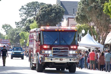 Half Moon Körfezi, CA - 14, 2023: Half Moon Körfezi 'nin 50. Geleneksel Balkabağı ve Sanat Yürüyüşü' nün kimliği belirsiz katılımcıları.