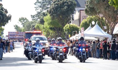 Half Moon Körfezi, CA - 14, 2023: Half Moon Körfezi 'nin 50. Geleneksel Balkabağı ve Sanat Yürüyüşü' nün kimliği belirsiz katılımcıları.