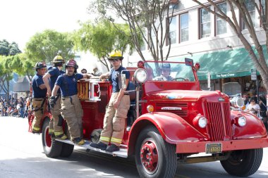 Half Moon Körfezi, CA - 14, 2023: Half Moon Körfezi 'nin 50. Geleneksel Balkabağı ve Sanat Yürüyüşü' nün kimliği belirsiz katılımcıları.