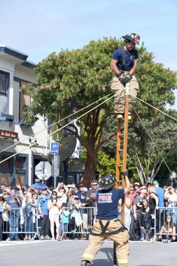 Half Moon Körfezi, CA - 14, 2023: Half Moon Körfezi 'nin 50. Geleneksel Balkabağı ve Sanat Yürüyüşü' nün kimliği belirsiz katılımcıları.