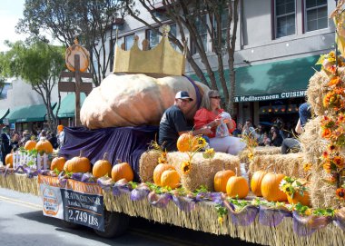 Half Moon Bay, CA - 14, 2023: Half Moon Körfezi 'nin 50. Geleneksel Balkabağı ve Sanat Yürüyüşü' nün kimliği belirsiz katılımcıları. Gösteride kazanan balkabağı
