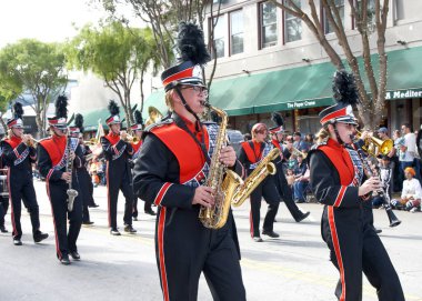 Half Moon Bay, CA - 14 Ekim 2023: Half Moon Körfezi 'nin 50. Geleneksel Balkabağı Geçidi' nin Kimliği belirsiz katılımcıları.