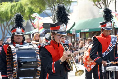 Half Moon Bay, CA - 14 Ekim 2023: Half Moon Körfezi 'nin 50. Geleneksel Balkabağı Geçidi' nin Kimliği Belirlenemeyen Katılımcıları.