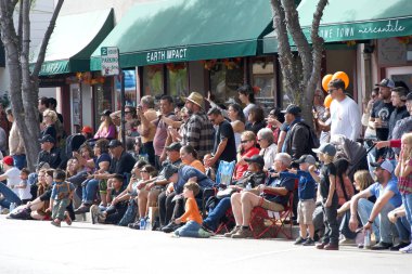 Half Moon Bay, CA - 14 Ekim 2023: Seyirciler Half Moon Körfezi 'nin Dünya Balkabağı Geçit Töreni' nde 50..