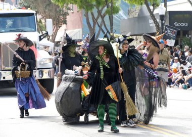 Half Moon Körfezi, CA - 14, 2023: Half Moon Körfezi 'nin 50. Geleneksel Balkabağı ve Sanat Yürüyüşü' nün kimliği belirsiz katılımcıları.