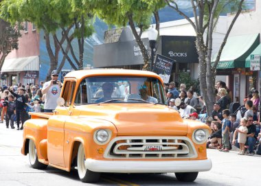 Half Moon Körfezi, CA - 14, 2023: Half Moon Körfezi 'nin 50. Geleneksel Balkabağı ve Sanat Yürüyüşü' nün kimliği belirsiz katılımcıları.