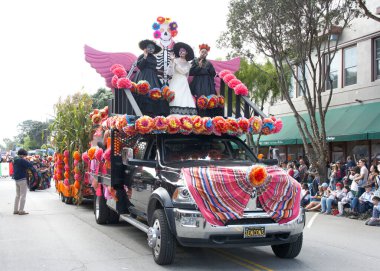 Half Moon Körfezi, CA - 14, 2023: Half Moon Körfezi 'nin 50. Geleneksel Balkabağı ve Sanat Yürüyüşü' nün kimliği belirsiz katılımcıları..