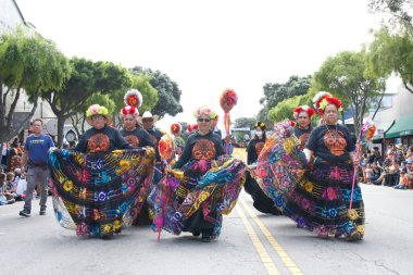 Half Moon Körfezi, CA - 14, 2023: Half Moon Körfezi 'nin 50. Geleneksel Balkabağı ve Sanat Yürüyüşü' nün kimliği belirsiz katılımcıları.