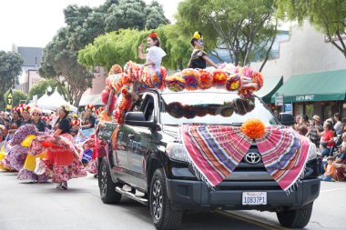 Half Moon Körfezi, CA - 14, 2023: Half Moon Körfezi 'nin 50. Geleneksel Balkabağı ve Sanat Yürüyüşü' nün kimliği belirsiz katılımcıları.