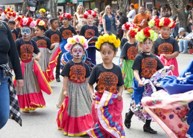 Half Moon Körfezi, CA - 14, 2023: Half Moon Körfezi 'nin 50. Geleneksel Balkabağı ve Sanat Yürüyüşü' nün kimliği belirsiz katılımcıları.