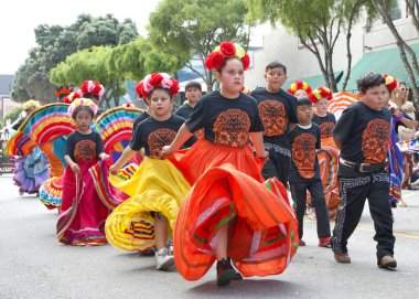 Half Moon Körfezi, CA - 14, 2023: Half Moon Körfezi 'nin 50. Geleneksel Balkabağı ve Sanat Yürüyüşü' nün kimliği belirsiz katılımcıları.