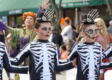 Half Moon Körfezi, CA - 14, 2023: Half Moon Körfezi 'nin 50. Geleneksel Balkabağı ve Sanat Yürüyüşü' nün kimliği belirsiz katılımcıları.