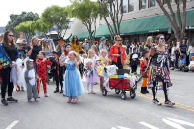 Half Moon Körfezi, CA - 14, 2023: Half Moon Körfezi 'nin 50. Geleneksel Balkabağı ve Sanat Yürüyüşü' nün kimliği belirsiz katılımcıları.