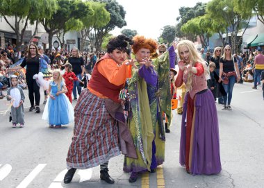 Half Moon Körfezi, CA - 14, 2023: Half Moon Körfezi 'nin 50. Geleneksel Balkabağı ve Sanat Yürüyüşü' nün kimliği belirsiz katılımcıları.