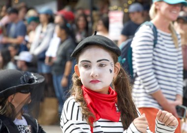 Half Moon Körfezi, CA - 14, 2023: Half Moon Körfezi 'nin 50. Geleneksel Balkabağı ve Sanat Yürüyüşü' nün kimliği belirsiz katılımcıları.