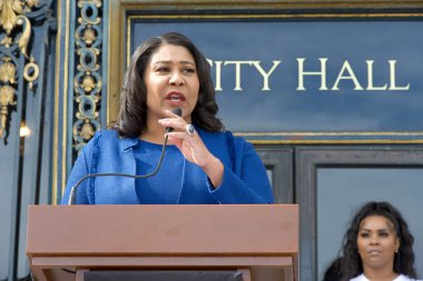 San Francisco, CA - 16 Ekim 2023: Belediye Başkanı London Breed, Belediye Binası önünde düzenlenen Aile İçi Şiddet Bilinci Toplantısı sırasında basın toplantısında konuşma yaptı