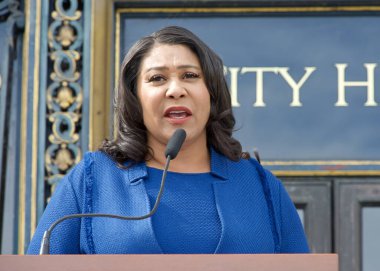 San Francisco, CA - 16 Ekim 2023: Belediye Başkanı London Breed, Belediye Binası önünde düzenlenen Aile İçi Şiddet Bilinci Toplantısı sırasında basın toplantısında konuşma yaptı