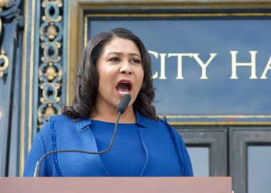 San Francisco, CA - 16 Ekim 2023: Belediye Başkanı London Breed, Belediye Binası önünde düzenlenen Aile İçi Şiddet Bilinci Toplantısı sırasında basın toplantısında konuşma yaptı