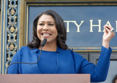 San Francisco, CA - 16 Ekim 2023: Belediye Başkanı London Breed, Belediye Binası önünde düzenlenen Aile İçi Şiddet Bilinci Toplantısı sırasında basın toplantısında konuşma yaptı